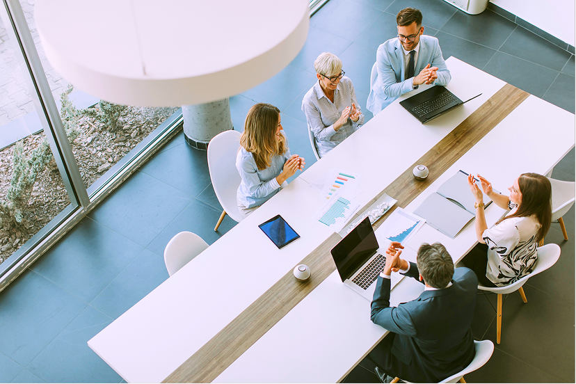Equipe reunida em ambiente corporativo